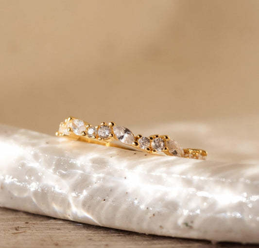 Dainty Gold Cluster Diamond Ring